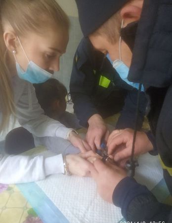 В Херсоне спасатели сняли металлическую шайбу с пальца 6-летней девочки