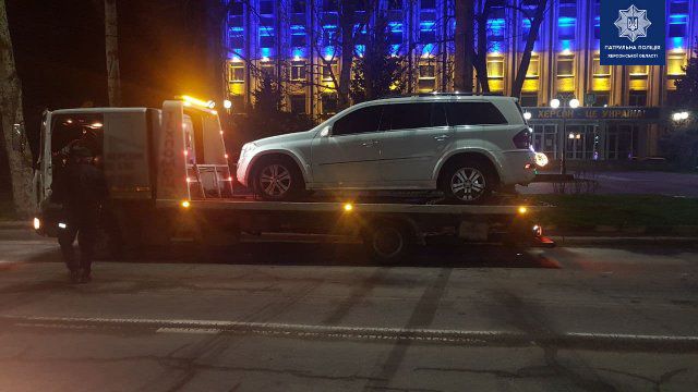 Патрульные задержали агрессивного пьяного херсонца за рулем крутого внедорожника Mercedes-Benz