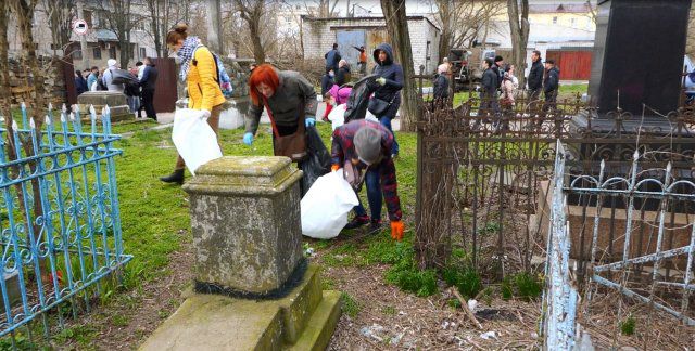 Более сотни неравнодушных херсонцев пришли убрать мемориальное кладбище в центре города