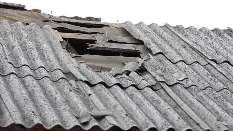 В Украине хотят запретить использовать шифер и еще ряд стройматериалов. Заставят ли людей менять крыши?