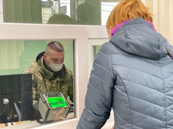 В КПВВ «Чонгар» пограничники обнаружили гражданку с поддельным паспортом