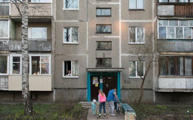 Пеня, суд и выселение: в Минсоцполитики показали украинцам, чем обернуться долги по коммуналке