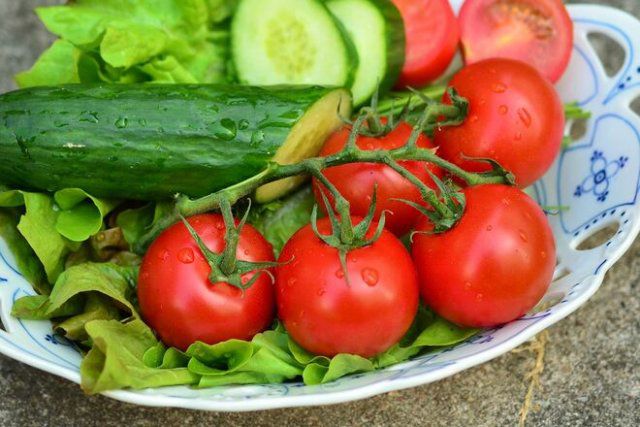 Украинцы удвоили потребление импортных огурцов и помидоров за пять лет