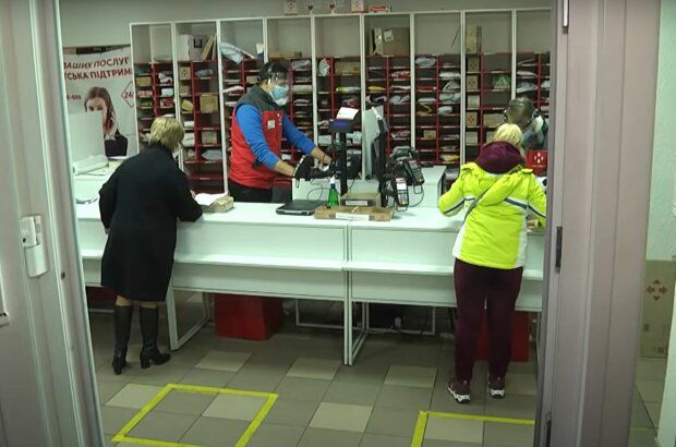 "Новая почта" решила списывать деньги с карточек украинцев: доберутся до любого банка