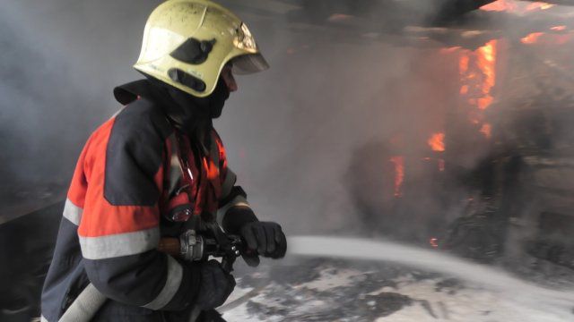 В Херсоне пожарные потушили гараж, в котором находились пять газовых баллонов