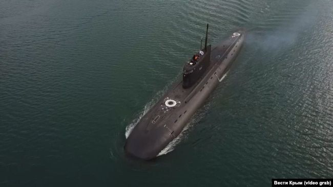 Российская субмарина «Колпино» выходит из бухты Севастополя на обучение в Черном море