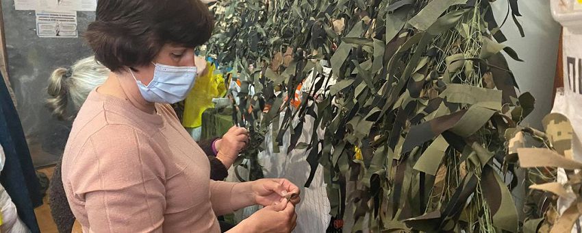Потрібні руки й матеріали: херсонські волонтери плетуть маскувальні сітки