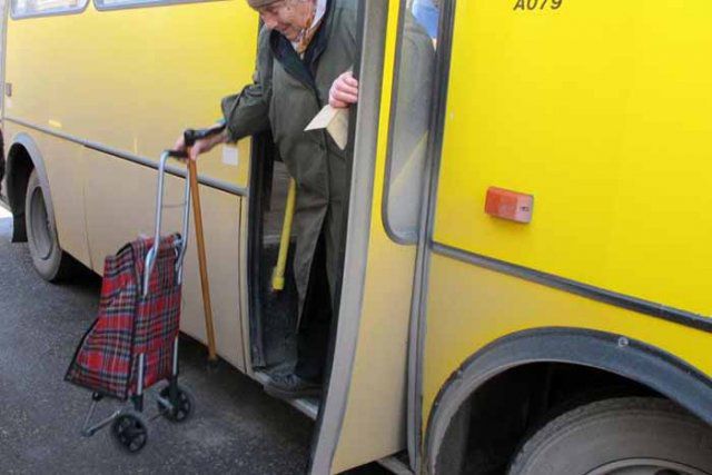 Херсонская пенсионерка покалечилась, выпав из маршрутки