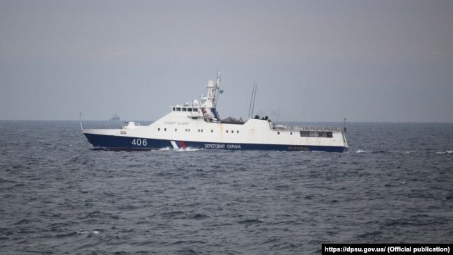 Береговая охрана ФСБ России наблюдает за совместными учениями украинских моряков и фрегата Береговой охраны США Hamilton в Черном море, 10 мая 2021 года