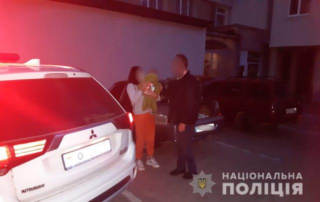 В херсонскую больницу доставили больного ребенка из Ивановки с полицейским конвоем