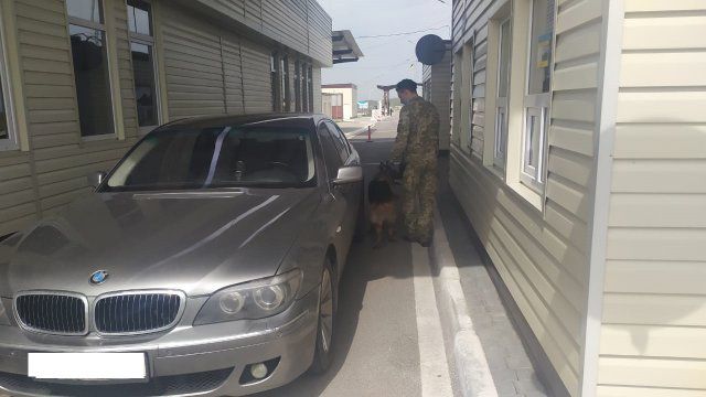 Похищенное в Чехии «БМВ» пограничники задержали на админгранице с Крымом