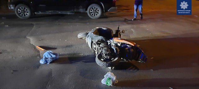 Ночью в Херсоне пьяный скутерист врезался в пикап Toyota Tundra