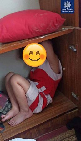 Херсонец искал при помощи полиции ребенка, который прятался в домашней шкафу