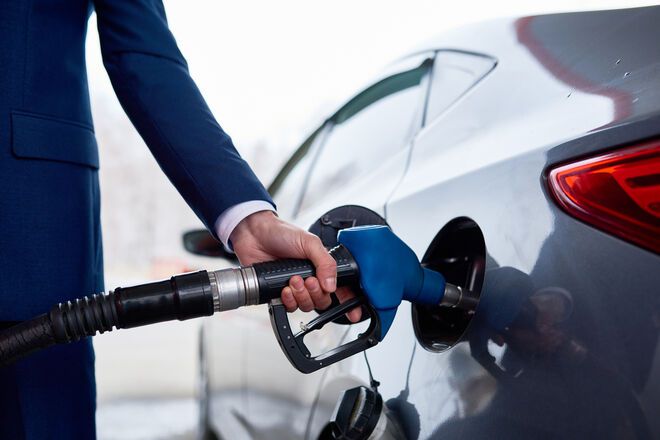 Бензин подешевел: как изменились ценники на АЗС в апреле