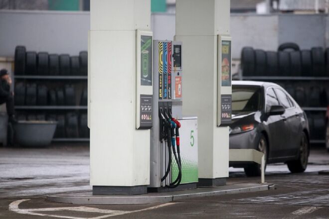 АЗС подняли цены на бензин после длинных выходных