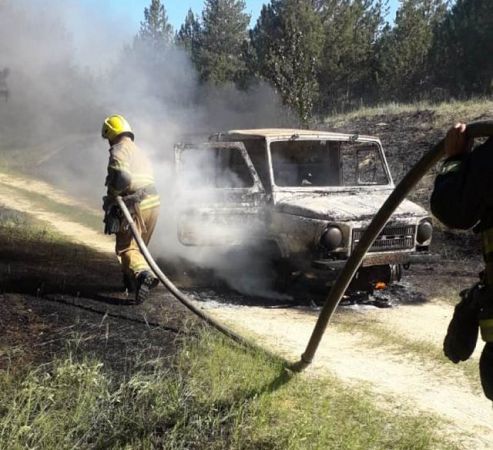 Возл Олешек в лесу спасатели тушили горящий автомобиль