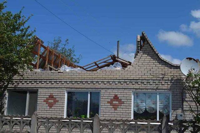 Снесенные крыши и сломанные деревья: по Херсонщине пронесся мощный ураган