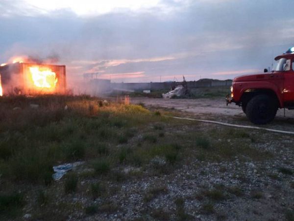 Возле Геническа на стройплощадке аквапарка сгорел строительный вагончик