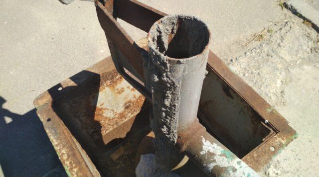 В Херсоне в Гидропарке больше нельзя набрать чистой воды — кто-то залил водоколонку цементом