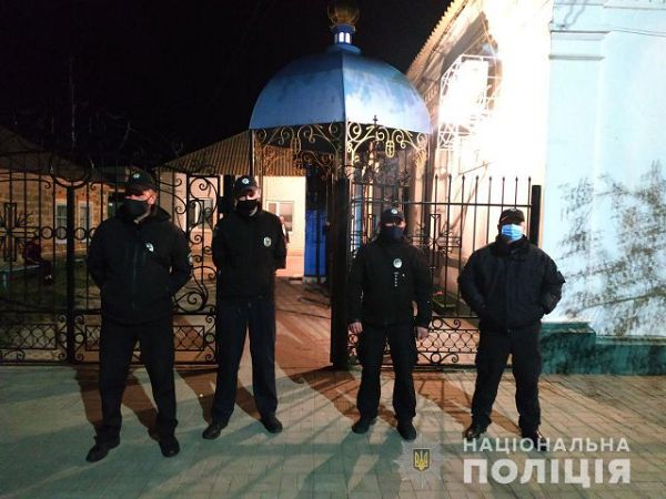 Полиция Херсонщины продолжает обеспечивать общественный порядок в Пасхальных богослужениях