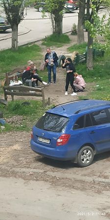 Майские по-херсонски: жители города устроили пикник прямо во дворе жилого дома