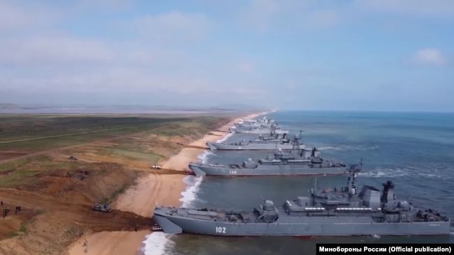Корабли Черноморского флота России у побережья Крыма