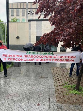 Херсонцы митингуют в Киеве под посольством США в Украине