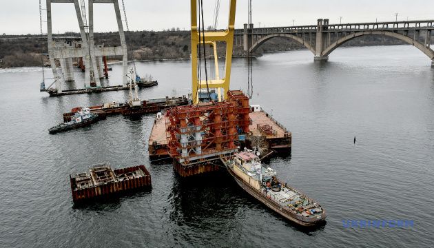 Ремонтные работе на кране, который строит мост в Запорожье, будут завершать на плаву