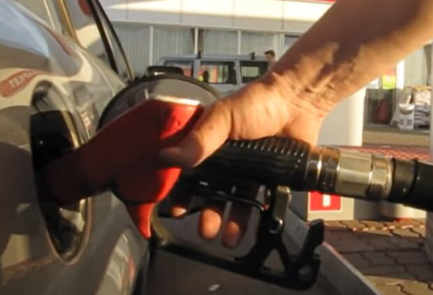 Автомобильная заправка, кадр из видео