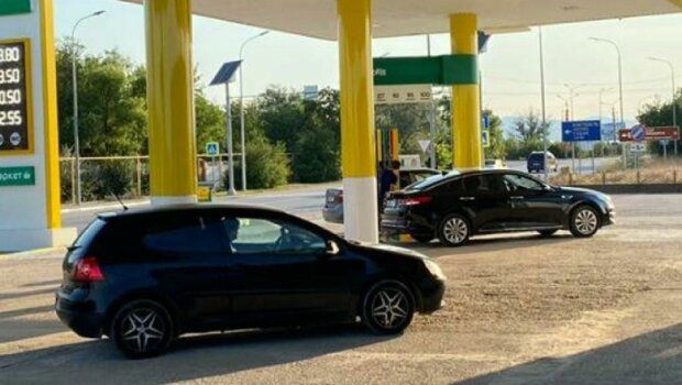 Украинские заправки сменили ценники: водителям показали, на сколько подорожало топливо