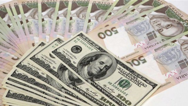 Украинцев призывают перевести гривневые сбережения в доллар