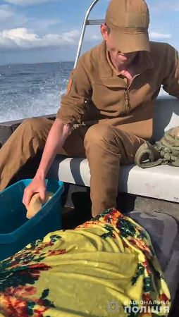 Херсонская полиция опубликовала видео спасения дельфина в Днепровском лимане