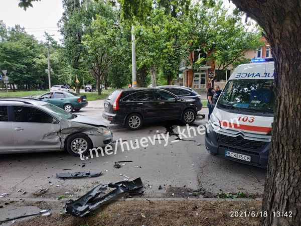 В Херсоне произошло ДТП с участием трех авто: есть пострадавшие