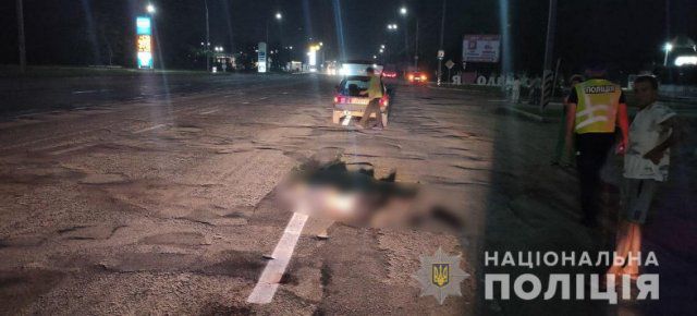 В Олешках в ДТП погиб пешеход - полиция устанавливает личность погибшего и свидетелей ДТП