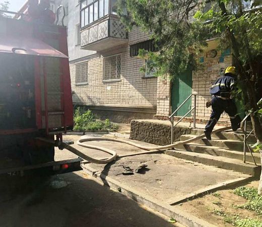 Во время ликвидации пожара в квартире Новой Каховки пожарные эвакуировали 25 жителей 9-этажки и спасли мужчину