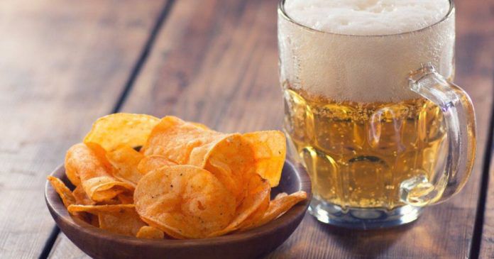 Стало известно, как в Чехии можно заработать на пиве с чипсами: заробитчанам на заметку