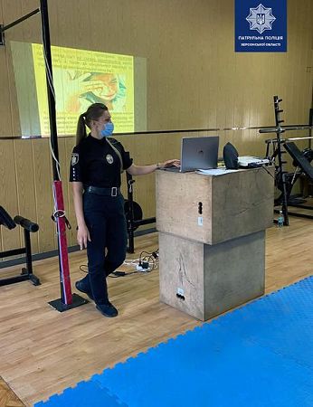 Патрульная служба полиции Херсонщины проводит курсы самообороны для женщин