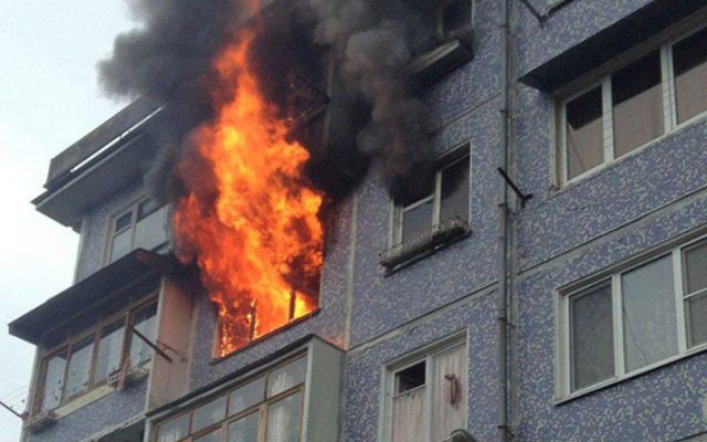 Ночной пожар в херсонской многоэтажке тушили 3 пожарных машины и 8 спасателей