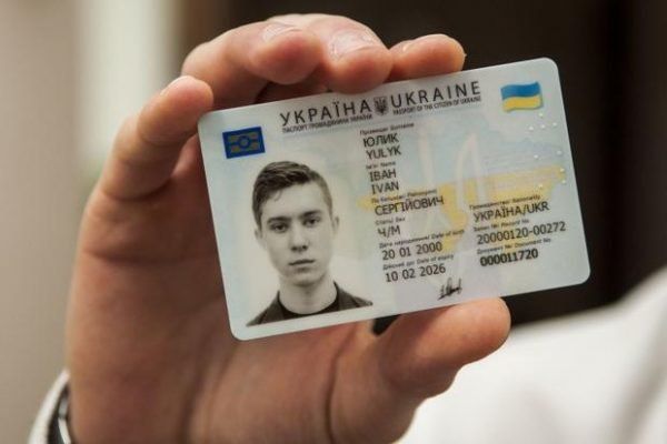В Украине отменяют бумажные паспорта: какие проблемы таят в себе ID-карты