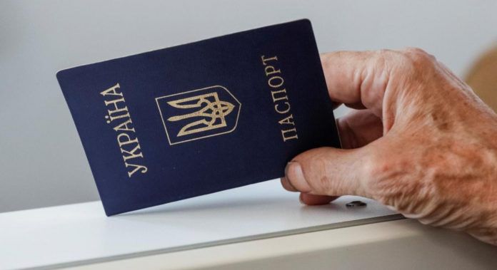 В Украине отменяют бумажные паспорта: какие проблемы таят в себе ID-карты