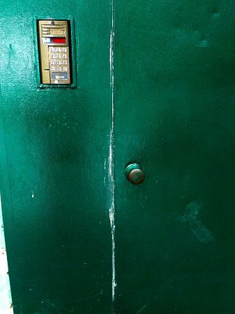 Жители херсонской многоэтажки не могли выйти из подъезда – входную дверь замуровали монтажной пеной