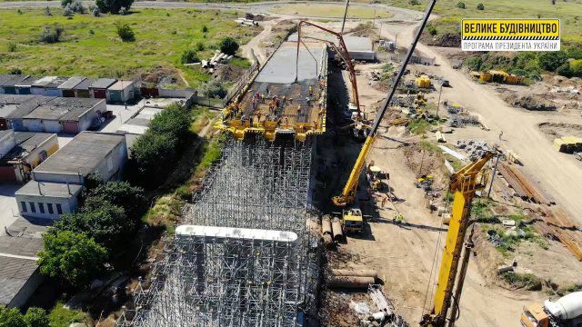 На строительстве путепровода в Херсоне забетонированы первую в Украине 100 метровую плиту конструкции