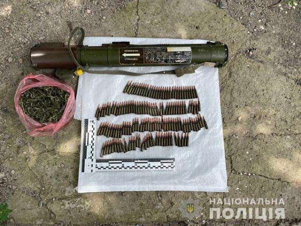 У жителя пгт Нижние Серогозы полицейские изъяли гранатомет, патроны и наркотики