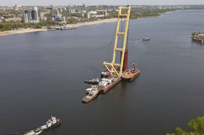 Самый большой плавкран Европы вернулся после ремонта в Херсоне на строительство моста в Запорожье
