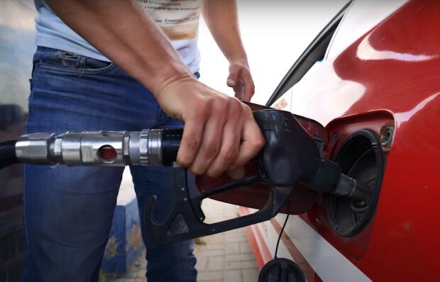 Бензин по 30.84 грн, дизель - 29.23 грн: АЗС сменили цены на топливо, сколько стоит заправить авто