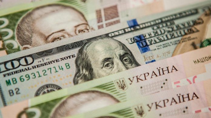 Курс доллара в Украине завышен более чем в два раза, - экономисты