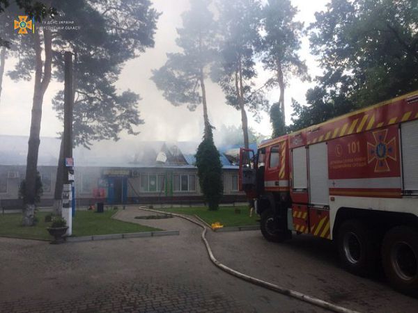 Пожарные на Херсонщине тушили здание с торговыми обьектами