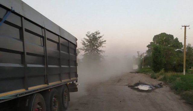 Ремонт доменным шлаком в селе Петровка: дороги уже нет, пыль осталась