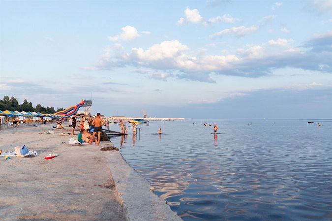 Скадовск подходит для отдыха с детьми, поскольку море очень мелкое