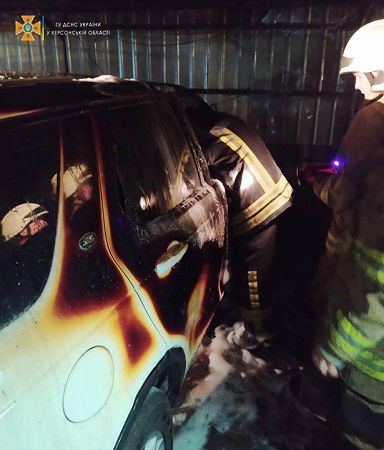 В Херсоне горели 3 авто на платной парковке